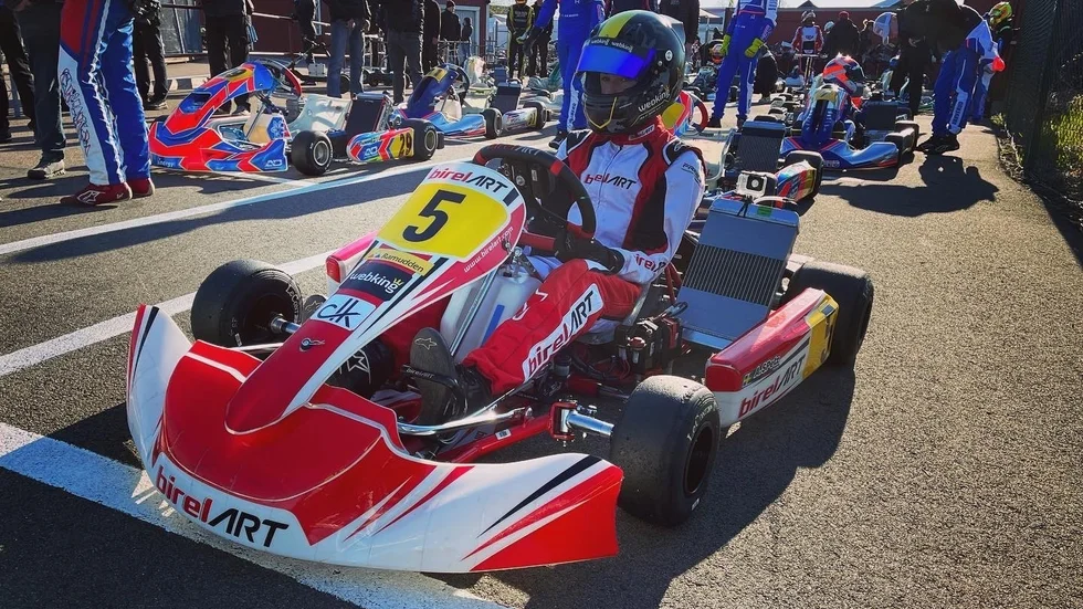 Alxander Spetz är duktig kartingförare men kanske ännu vassare i Simracing där han nu skrivit kontrakt med det klassiska Formel 1-teamet Williams E-sportteam.