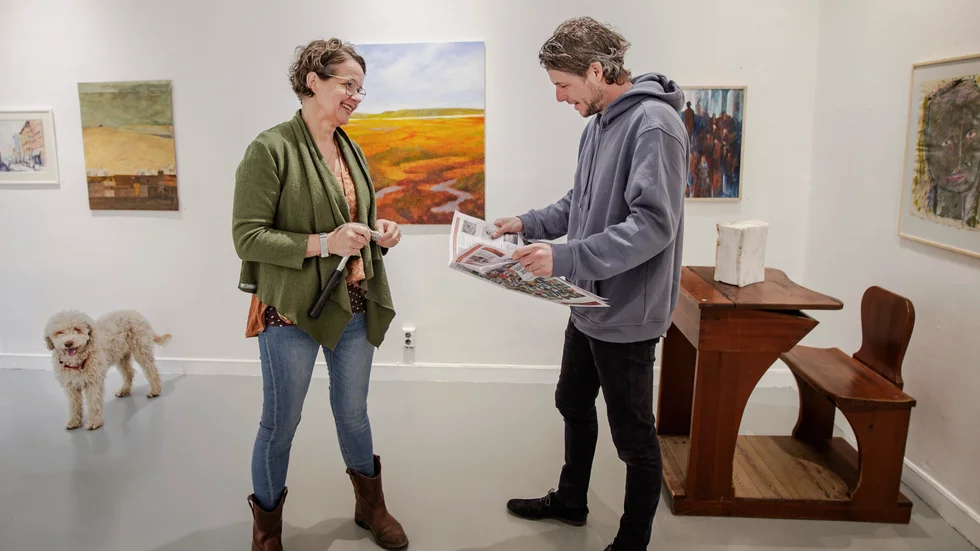 Carola Edlund, konstnär med ateljé i Stenkyrka, är kassör i föreningen Öppna Ateljéer och ställer ut på Gotlands Konstmuseum. Det gör även Sebastian Grönwall, Lärbro, som även han ingår i föreningens styrelse. "Man kan se det som en utställning med verk som representerar var och en av oss som är med under Kristi himmelfärds-helgen", säger han.