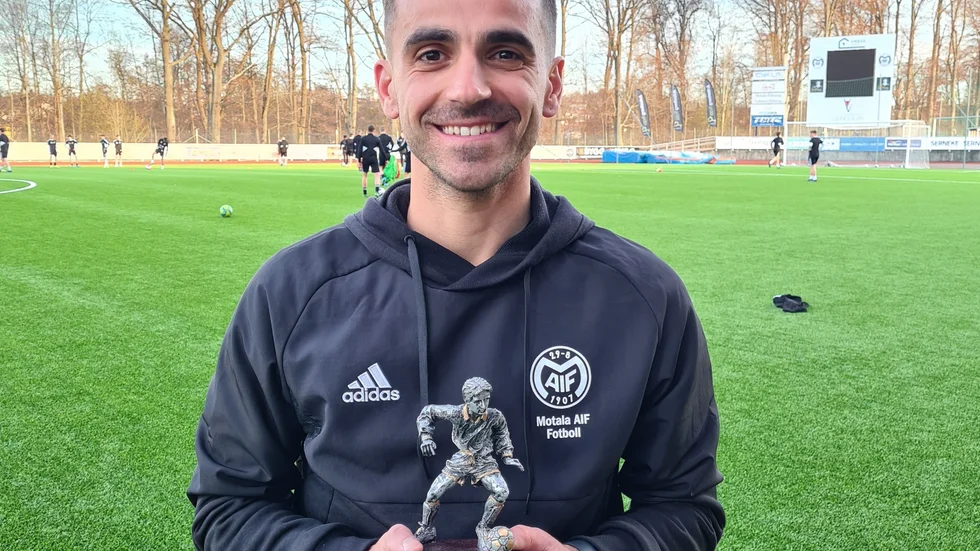 Liridon Silka är förste fotbollsspelaren som tilldelas priset till Maiflegendaren Gösta Löfgrens minne. "Största priset jag någonsin mottagit", kommenterar Maifs lagkapten efter att ha prisats på Maifalliansens årsmöte.