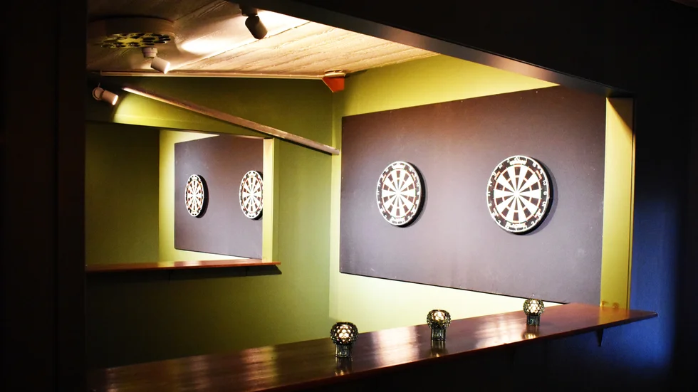 Restaurangen kombinerade mat med spel som dart, shuffleboard och biljard.