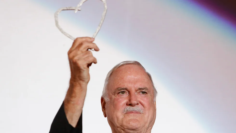 John Cleese är 83 år gammal och åker ut på en turné, där han ger publiken chansen att se honom "en sista gång innan han dör".