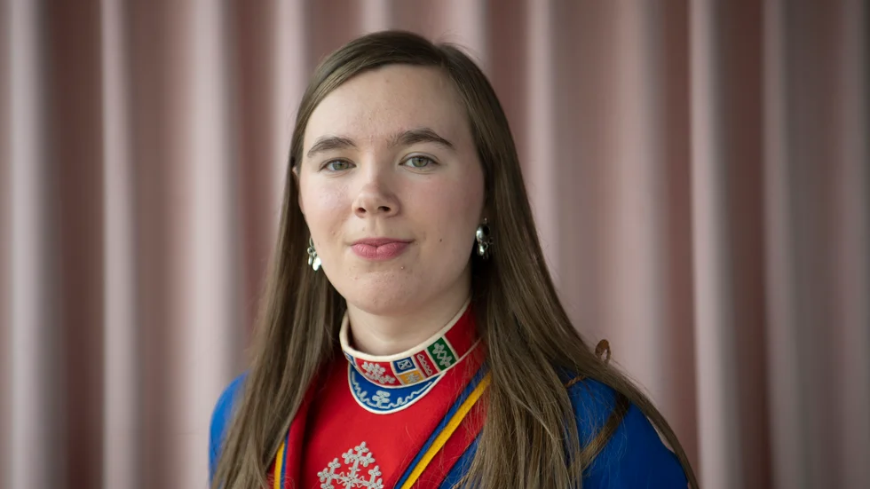 Moa Backe Åstot från Jokkmokk prisas för debutromanen "Himlabrand".