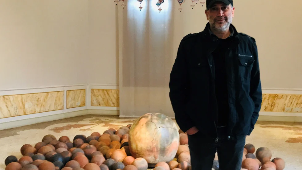 Bosco Sodi på plats i sin utställning om naturen och utnyttjandet av naturresurserna i Mexiko Palazzo Vendramin Grimani.