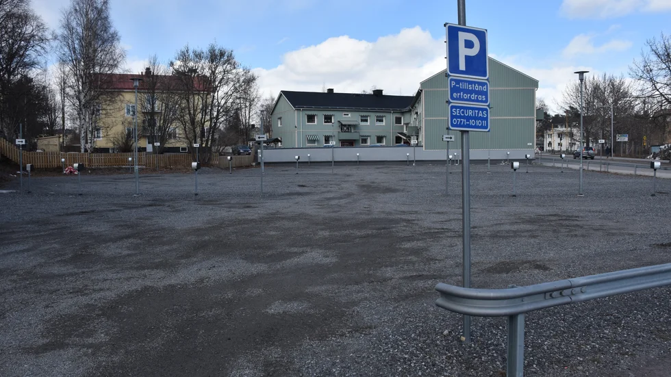 Den outnyttjade parkeringen på Magasinsgatan.