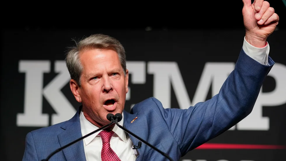 Republikanen Brian Kemp vinkar till sina anhängare.