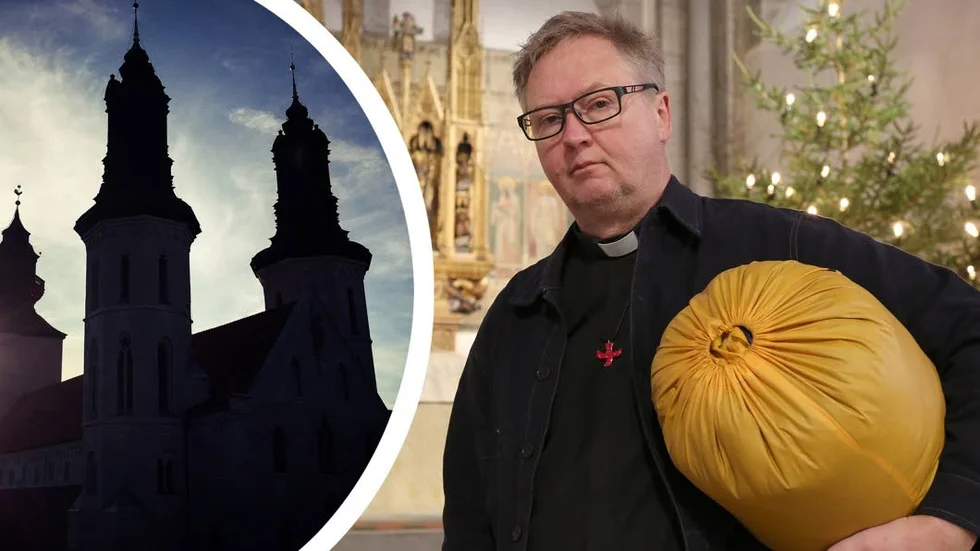Domprosten Mats Hermansson tar sitt pick och pack och flyttar in i domkyrkan. Anledningen? Att visa stöd till unga flyktingar som skickas till krigsdrabbade Afghanistan.