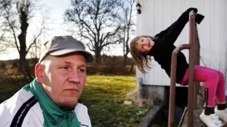 berörd. Niklas Olsson, Hemse, är en av dem som kan bli berörd av uppsägning när förhandlingarna är klara. 100 barnskötare och assistenter ska sägas upp och första delen i processen är klar.