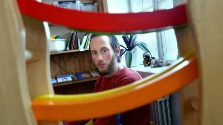 Varslad. Michael Pettersson fick jobb som barnskötare efter projektet, men vet nu inte om han får vara kvar efter sommaren.foto: tobias wallström