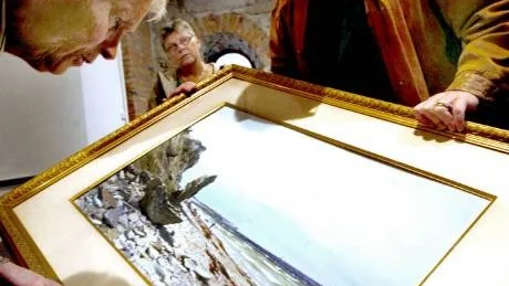 guldvik. Konstnärinnan Anna Palms akvarell från Kopparsvik var ett av få verk som värderades ganska högt av Bukowskis Louise Lyberg. Ägaren Fredrik Adelsköld ska nu sälja målningen på auktion i Stockholm.