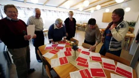 Kursutbud. Hyresgästföreningens representant Olov Hallberg (tv) och ABF:s Monica Techel (mitten) hoppas att kurser ska locka till samvaro och nya kontakter mellan boende på Gråbo. Foto: Henrik Radhe