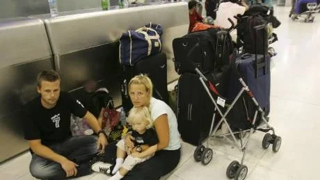 Mats Petterson med familj på den flygplats de nu kunnat lämna. (AP Photo/Sakchai Lalit)