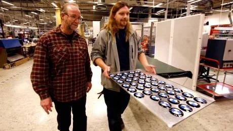 Ljus i mörkret. I går var lättnaden stor för Åke Edvinsson, Roine Persson och deras över 50 arbetskamrater på konkursade Danielson i Visby. De fick sin januarilön - från staten. Försiktig glädje fanns också för att verksamheten sannolikt kommer att räddas, av nya ägare
