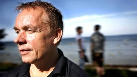 Relationsexpert. "Vi har en kultur som säger att ensam är stark, att man inte ska vara beroende. Redan hos små barn uppmuntras självgående", säger psykologen Egil Linge, som tror att det kan vara en bakomliggande orsak till att många har svårt att knyta nära band till andra i relationer.