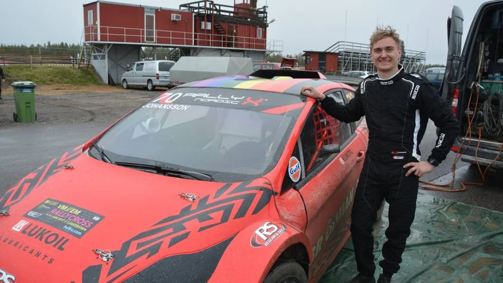 Fint genrep. Viktor Johansson, Tvärån laddar för SM i Arvika nästa helg och imponerade stort i Racingspecialen i Piteå på söndag med sin superbil.