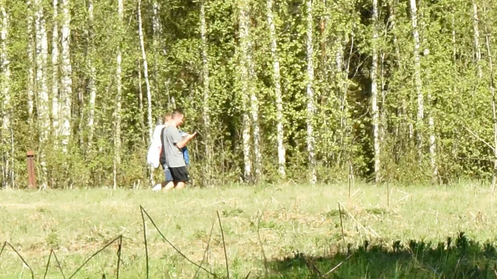 På besök. Justin Bieber (längst bort i bild) bor på Tree Hotel i Harads och gav Norrbottens Medias reporter en pratstund.