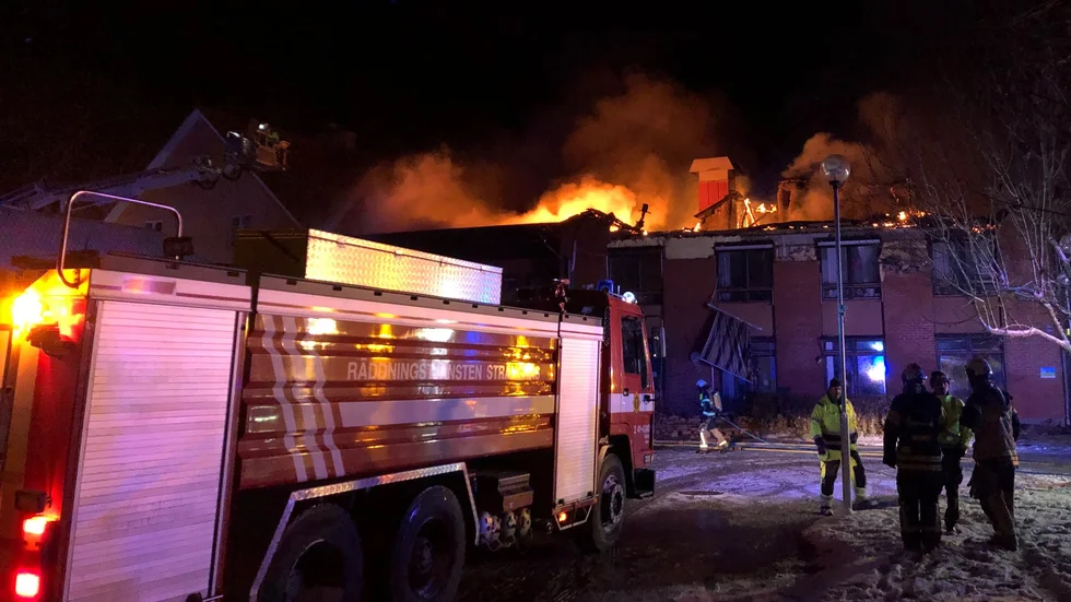 En hel länga med hyreslägenheter brann sent på fredagskvällen i Stallarholmen.