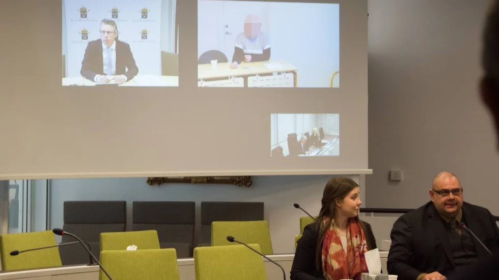 Via länk. Både åklagaren Jens Göransson och den misstänkte 44-åringen medverkade via länk. På bilden syns även Marko Tuhkanen och biträdande juristen Karoliina Ikonen.