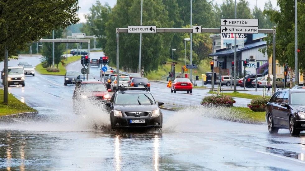 Nytt skyfall? Enligt SMHI:s senaste prognos ser tisdagens väderlek att bli densamma som i går. SMHI varnar för lokal åska och häftiga skyfall som bland annat drabbade Luleå under måndagen.