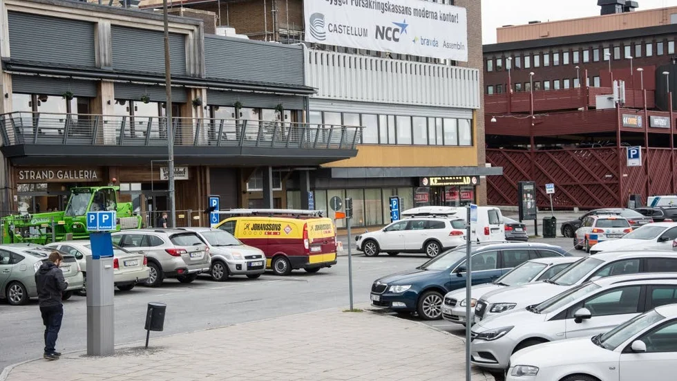 Parkeringsplatsen bakom Strand galleria kan bli park. "Det är ett av alternativen som diskuteras", säger kommunens planchef Annelie Granljung.