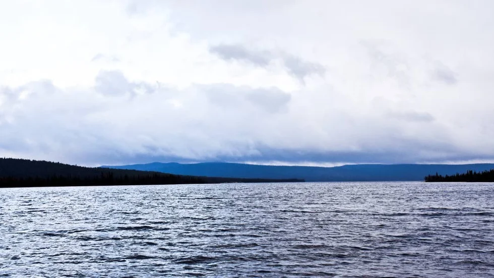 Drunkningsolycka. En person låg i vattnet och en annan befann sig på land när räddningstjänsten lokaliserade den upp- och nedvända båten på sjön Sautusjärvi.