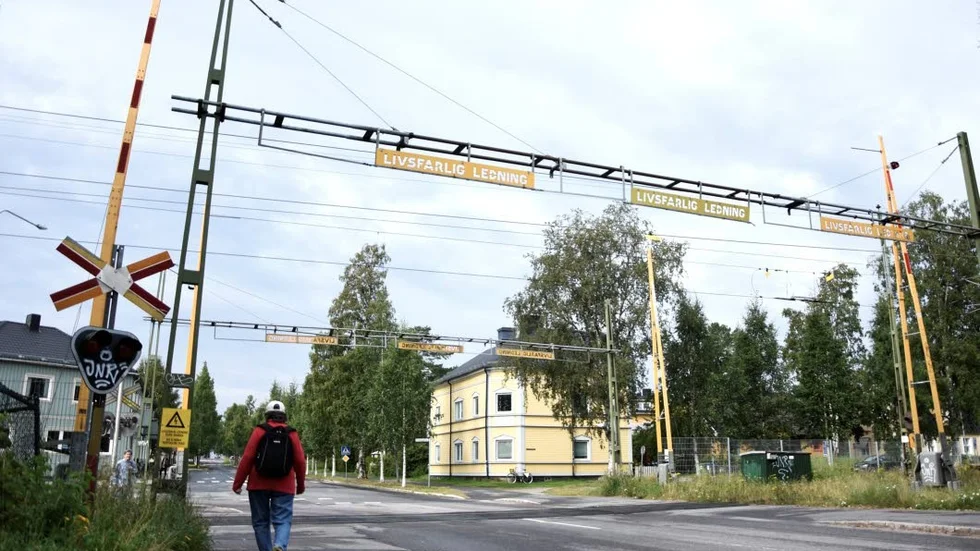Östermalm. Kvinnan rånades när hon rastade sin hund vid järnvägsövergången på Lulsundsgatan.