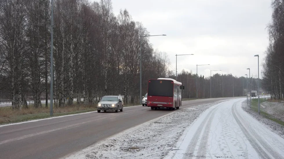 Bred. Gångvägen är ungefär lika bred som ett körfält. På gångbanan till höger har en bil kört och dess spår visar hur pass bred gångvägen är. det är gott om plats för cyklister och gående.