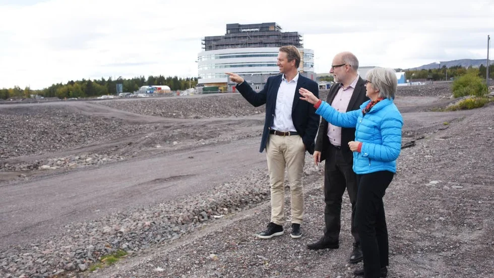 Nya bostäder. Clas Westlin, Senior Investment Manager vid Heimstaden, Stefan Attefall, rådgivare vid Heimstaden och Kristina Zakrisson, kommunalråd pekar ut riktningen för de planerade hyresrätterna i kvarter sju.