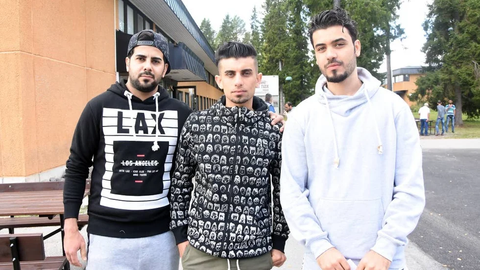 Söker asyl. Hussein, längst till höger, säger att de är optimistiska. Han tolkar åt några av sina landsmän, inte alla känner att de kan ställa upp på bild eller med namn. Hussein är en av dem som lämnat sina fingeravtryck och avser att söka asyl i Sverige.