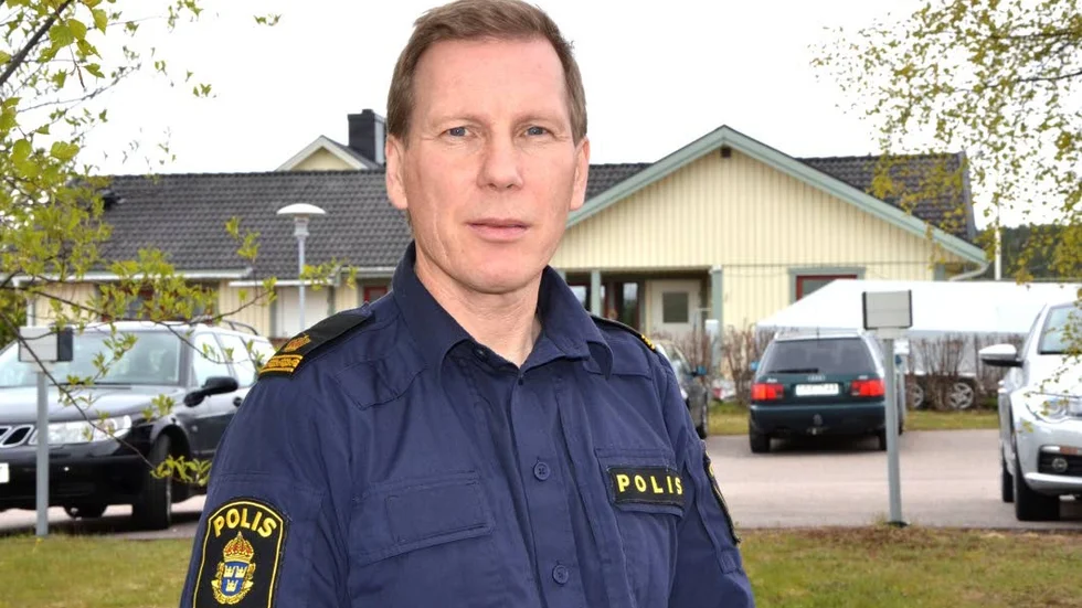 Få poliser. "Vi kan inte ha den verksamhet vi vill ha för vi är för få poliser. Vi gör vissa punktinsatser. Men vem köper bensin eller mopeder till minderåriga barn? Det är ett föräldraansvar", säger områdespolis Mikael Hannu angående "moppegäng" som en del klagomål till polisen  gäller.