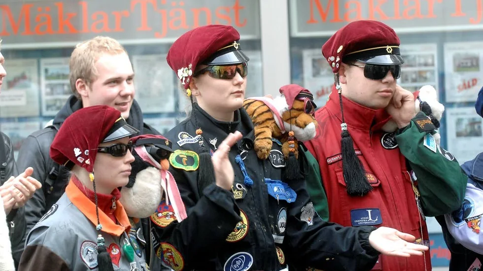 ÖVERVAKARE. Phösarna kontrollerade att nollorna utförde sina uppdrag till belåtenhet. Bilden är från 2007. Foto: Roland S Lundström