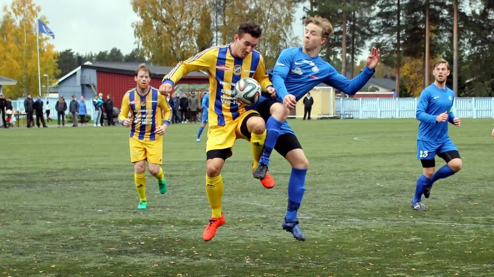 DRAMATIK på Hertsö IP. Johannes Ylipää i Ohtana/Aapua och Simon Spolander i Luleå SK i kamp om bollen.