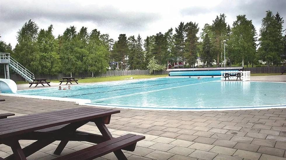bajs. Aronsbadet fick stänga plötsligt på torsdagen efter att man hittat bajs i poolen.