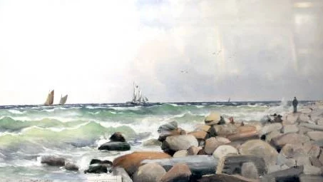 Friska vindar. Anna Palm de Rosas Visbymotiv med segelbåtar och människor på stranden.