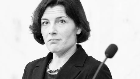 Nya försvarsminstern Karin Enström (M) anser att Folkpartiledaren Jan Björklund är okunnig i försvarsfrågan och att han bedriver oseriös låtsaspolitik, när han vill återmilitarisera Gotland.