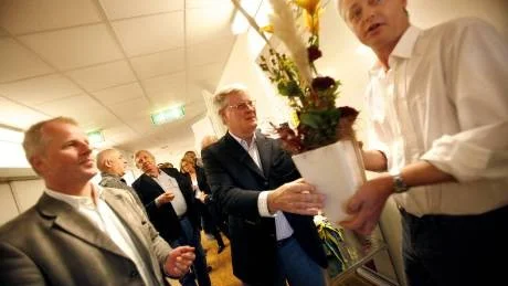 Lycka till. Philip Franklin, till höger, fick ta emot blommor från Lars Kronér och Roland Thörnroos, som i november öppnar en egen privat vårdcentral.