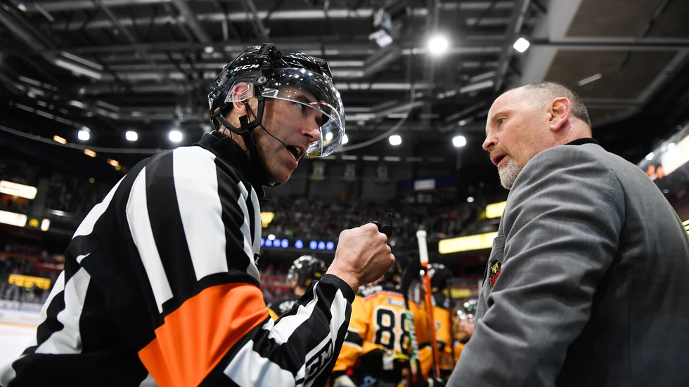 Linus Öhlund och Luleåtränaren Thomas "Bulan" Berglund i het ordväxling. En vanlig syn framför allt i svensk hockey.