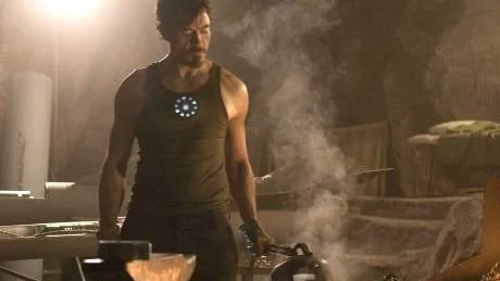 Robert Downey Jr bygger på superhjältemyten, och -dräkten, i "Iron man".      Foto: UIP