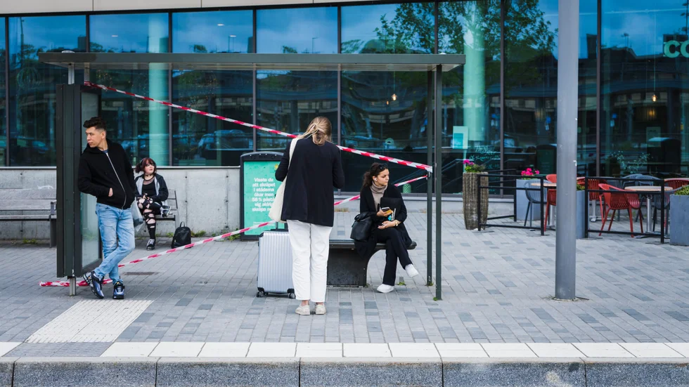 Busshållplatserna på Stationsgatan kommer stå utan permanent väderskydd framöver. Hur länge är oklart i dagsläget.