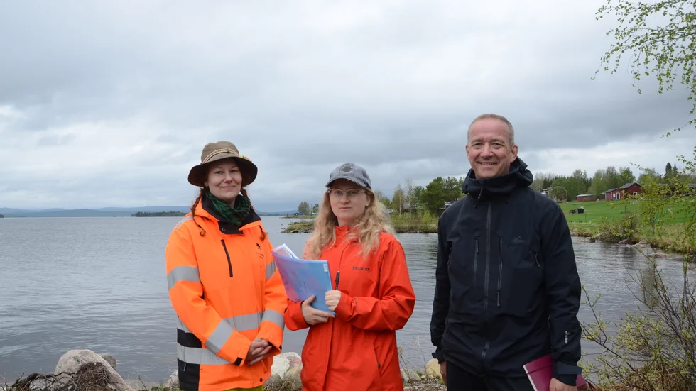 Dag Avango, Felicia Söderqvist, Frida Palmbo på strande av Vaikijauresjön.