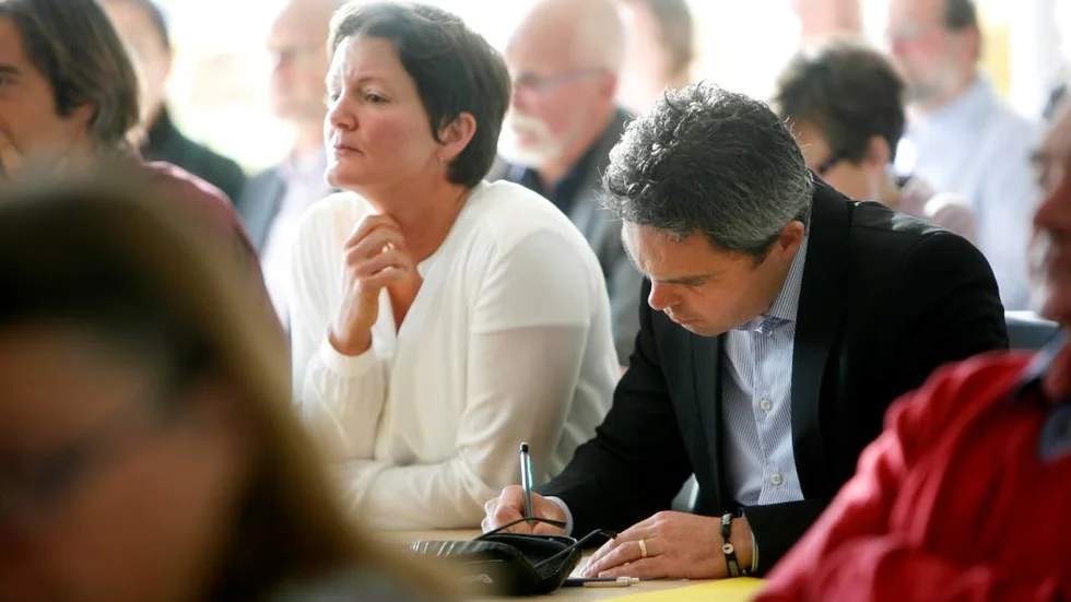 Målet för drevet. Stefaan De Maecker (MP) gör vad han kan för att minska underskotten för HSN, men blir trots det utsatt för ett politiskt drev av den förenade borgeligheten och dess ledarsoldater.