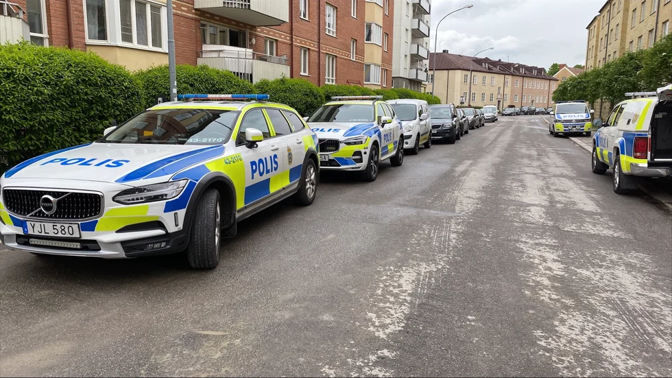 Den misstänkte mannen omhändertogs av polis på Faktorigatan. Då var han narkotikapåverkad. Efter en husrannsakan valde polisen att gripa honom, vilket sedermera ledde till att åklagare nu anhållit honom. 