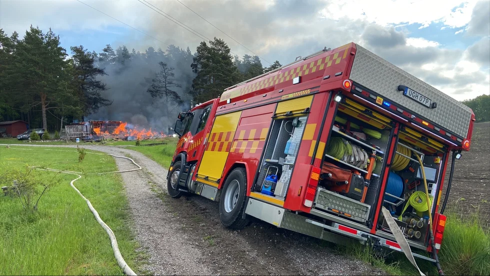 Först trodde räddningstjänsten att en person var inne i den övertända byggnaden, men personen var ute och gick.