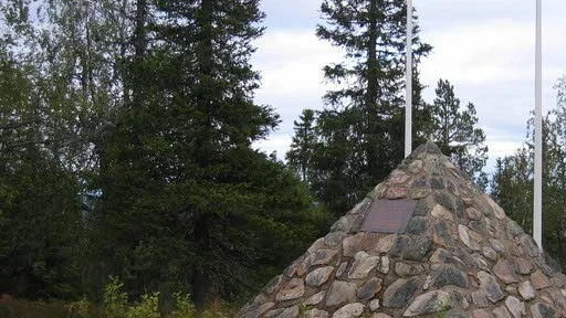 Otillgängligt världsarv. Det här monumentet ligger i närheten av mätpunkten på berget Pullinki.