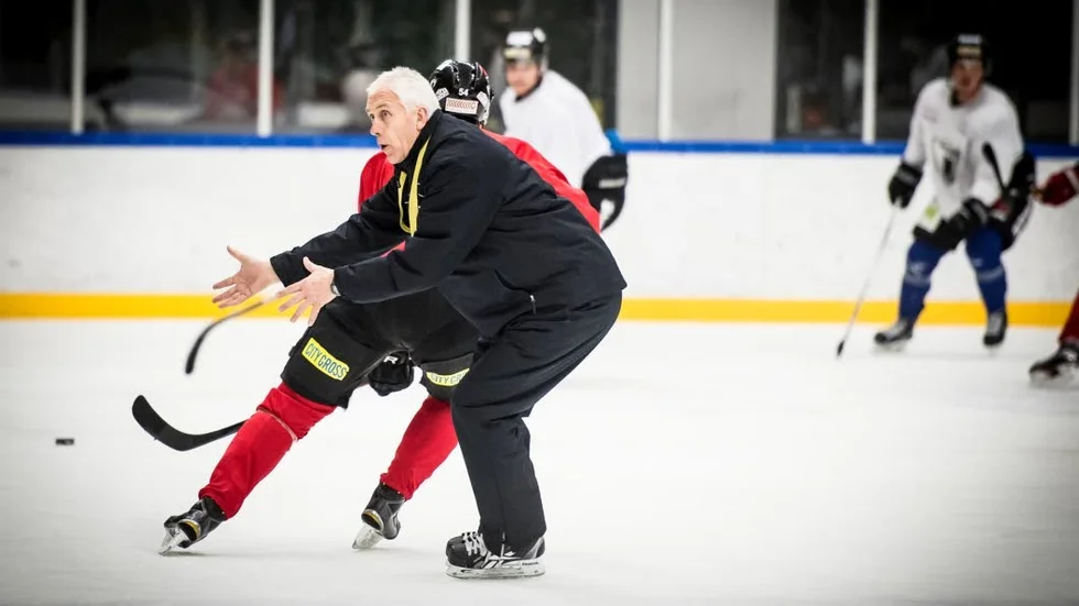 Tränarveteranen Owe Holmberg är tillbaka i hockeyns hetluft igen. Den här gången på J20-nivå.
