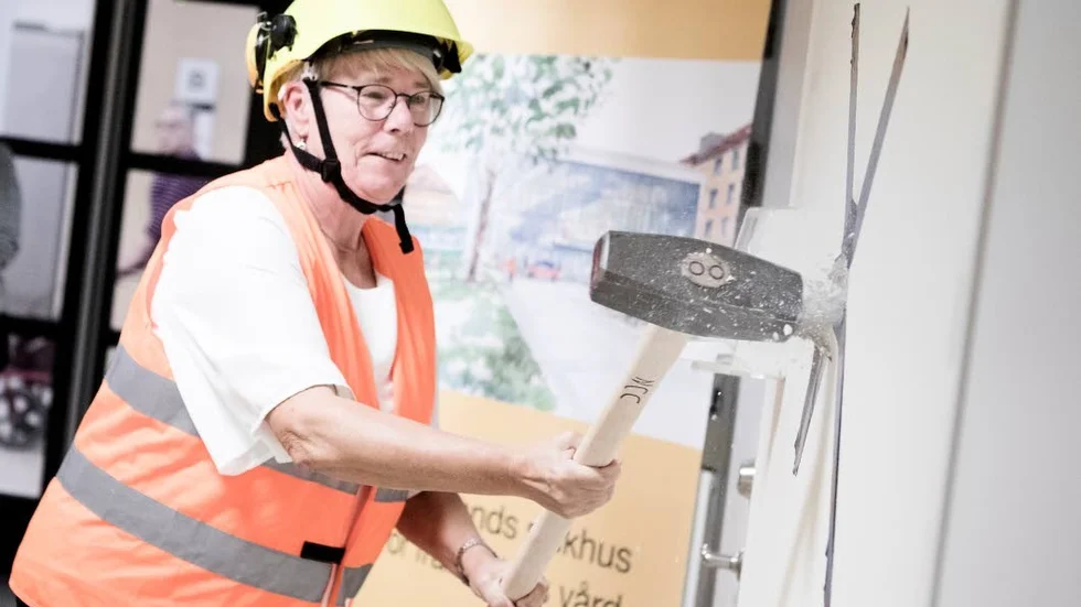 Monica Johansson (S), här under en byggstart av Kullbergska sjukhuset i Katrineholm förra året.