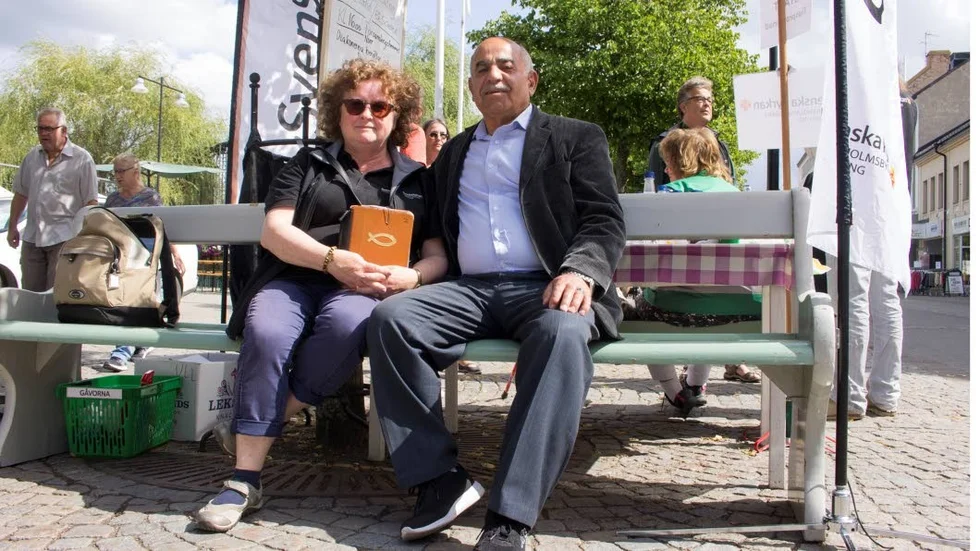 Gunbritt Carlsson och  Kasem Hussein  har slagit sig ned på de gamla kyrkobänkarna från julita.