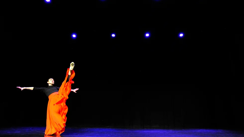 Juliana Julay, professionell ballerina, har flytt krigets Ukraina till Enköping. Nu har hon dansat på Joar Blå.