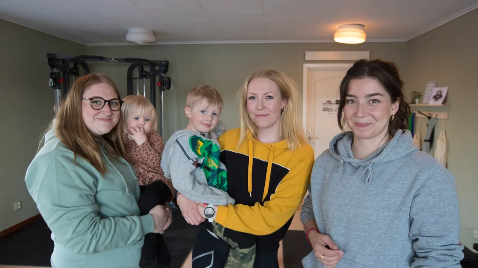 Med hjälp från flera bybor har Frida Larsson, Frida Granström och Emelie Thomtén kunnat göra verklighet av idéen om ett gym i byahuset. Frida Granströms barn Majken Granström och Harry Granström fick nu följa med till lokalen när den ställdes i ordning inför invigningen. 