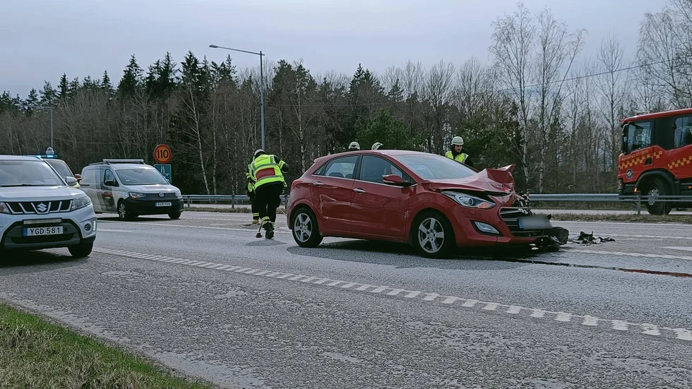 Två personer fördes till sjukhus efter kollisionen på Arnö under fredagseftermiddagen.