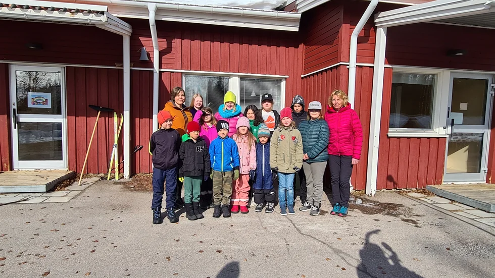 Eleverna vid Puoltikasvaara skola, förskoleklass till årskurs sex, och lärarna Stina Rynbäck och Anette Johansson med skådespelaren Emma Örtlund.